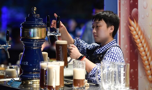 Nhân viên phục vụ bia trong lễ hội bia ở tỉnh Giang Tô, phía đông Trung Quốc. Ảnh: Xinhua