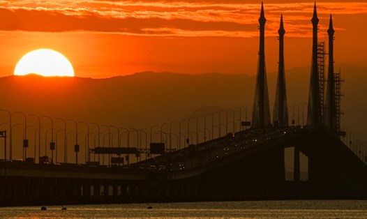 Mặt trời mọc quan sát ở khu vực cầu Penang của Malaysia. Ảnh: AFP
