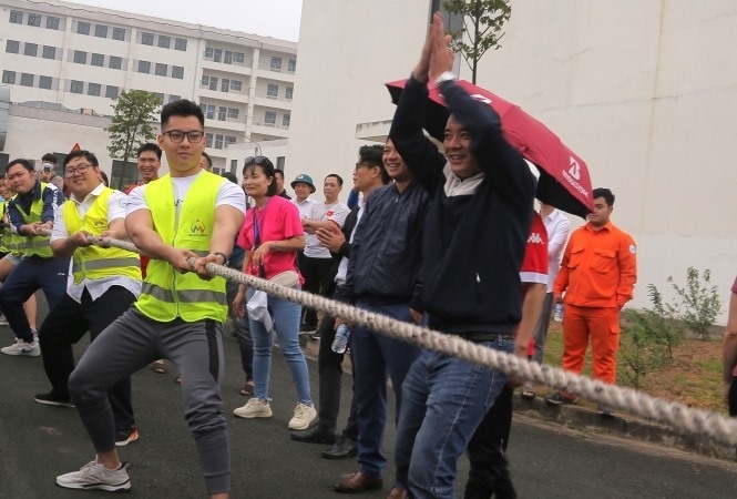 Thi đấu môn kéo co tại “Ngày hội thể thao - Giao lưu văn nghệ” do Công đoàn ngành Giao thông Vận tải Hà Nội tổ chức. Ảnh: CĐ GTVTHN