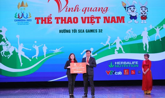 Bà Venus Teoh Kim Wei - Phó Tổng Giám Đốc SABECO trao số tiền thưởng 230 triệu đồng dành cho các VĐV tiêu biểu Việt Nam tại sự kiện Vinh Quang Thể Thao VN sáng 19.3 tại Hà Nội. Ảnh: SABECO