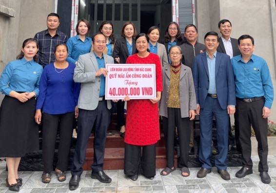 Đại diện Liên đoàn Lao động tỉnh Bắc Giang trao hỗ trợ kinh phí xây dựng nhà cho gia đình chị Mai Thủy. Ảnh: LĐLĐ thành phố Bắc Giang