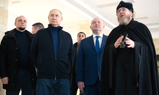 Tổng thống Nga Vladimir Putin (thứ hai, từ trái sang) thăm Crimea hôm 18.3. Ảnh: Kremlin