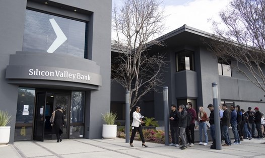 Người dân xếp hàng bên ngoài Ngân hàng Silicon Valley (SVB) ở Santa Clara, California, Mỹ, ngày 13.3.2023. Ảnh: Xinhua
