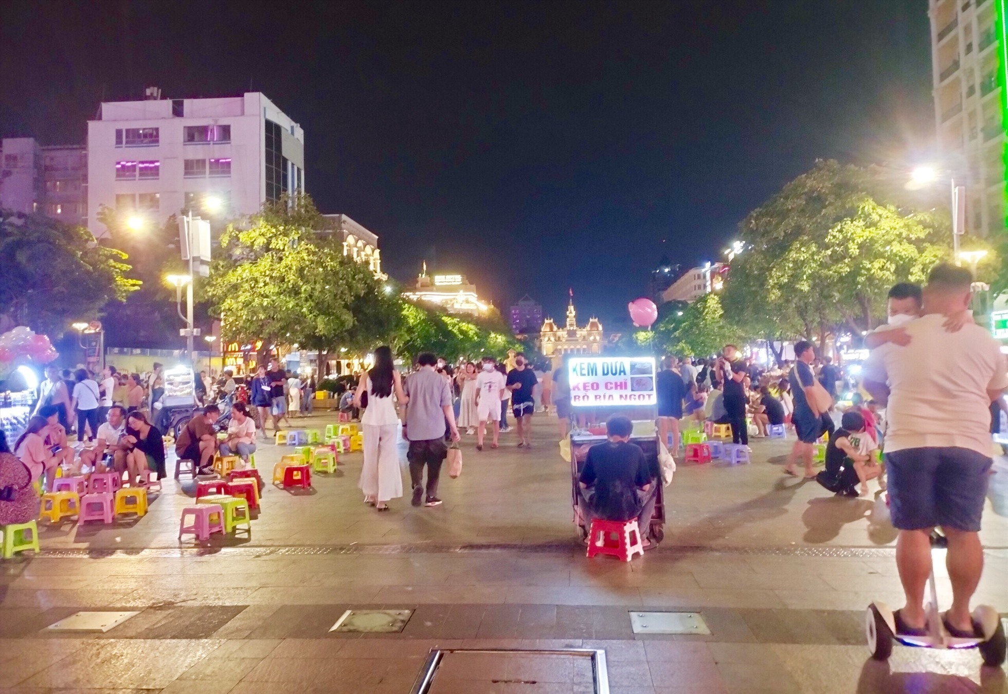 Hàng rong vô tư lấn chiếm phố đi bộ Nguyễn Huệ. Ảnh: Như Quỳnh