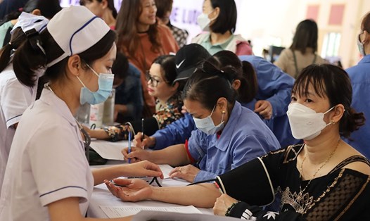 Khoảng 800 NLĐ các khu công nghiệp trên địa bàn tỉnh Hà Nam được khám sức khoẻ, tư vấn miễn phí. Ảnh: Hải Yến