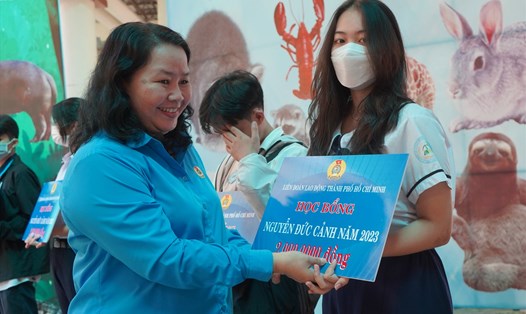 Bà Lê Thị Kim Thúy - Phó Chủ tịch LĐLĐ TPHCM, trao học bổng Nguyễn Đức Cảnh 2023 cho các em học sinh. Ảnh: Phương Ngân