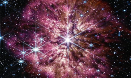 Ngôi sao WR 124 được bao quanh bởi một đám mây bụi vũ trụ ngay trước khi trở thành siêu tân tinh. Ảnh: NASA