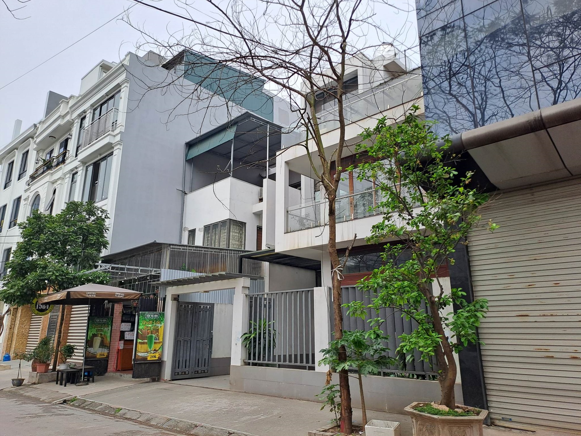 Nhiều công trình vi phạm về quy hoạch ngang nhiên mọc lên tại Cụm công nghiệp làng nghề Tân Triều. Ảnh: Đặng Tiến