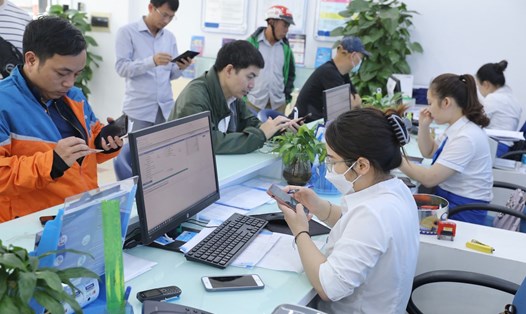 Người dân đến chuẩn hoá thông tin tại điểm giao dịch của VinaPhone. Ảnh: VinaPhone