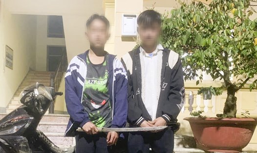 2 thiếu niên dắt kiếm đi dạo bị đưa về công an phường. Ảnh: Công an Lai Châu