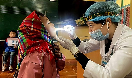 Bác sĩ Bệnh viện Răng Hàm Mặt Trung ương Hà Nội khám răng cho các em nhỏ tại huyện Mù Căng Chải- tỉnh Yên Bái. Nguồn ảnh: Bệnh viện cung cấp