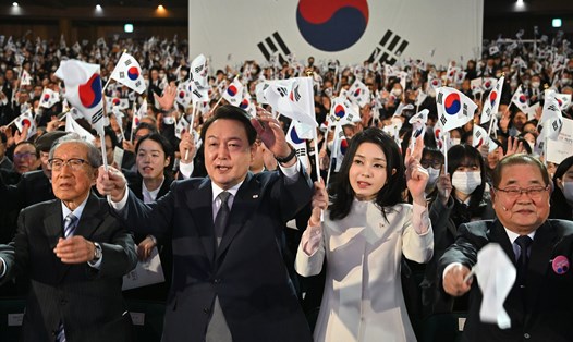 Tổng thống Hàn Quốc Yoon Suk-yeol (thứ 2 từ trái sang) và phu nhân Kim Keon Hee (thứ 2 từ phải sang) trong sự kiện ngày 1.3.2023 kỷ niệm 104 năm Ngày Phong trào Độc lập 1.3 chống lại ách thống trị của thực dân Nhật Bản. Ảnh: AFP
