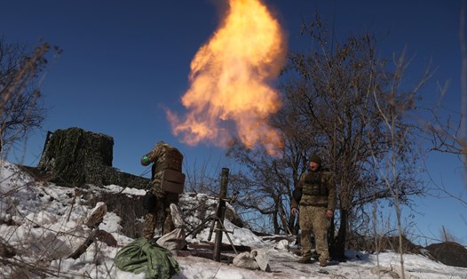 Quân nhân Ukraina bắn súng cối về phía vị trí của Nga trên tiền tuyến gần Bakhmut ngày 20.2.2023. Ảnh: AFP
