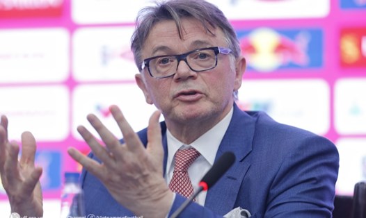 Huấn luyện viên Philippe Troussier sẽ thay đổi nhiều điều cho bóng đá Việt Nam khi hướng đến mục tiêu World Cup. Ảnh: VFF