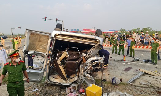 Hiện trường vụ tai nạn giao thông làm 10 người chết ngày 14.2 tại Quảng Nam. 
Ảnh: Nguyễn Hoàng