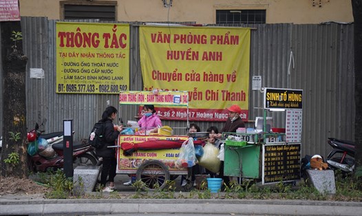 Vỉa hè phố Nguyễn Chí Thanh đang bị chiếm dụng sau khi được chỉnh trang. Ảnh: Hữu Chánh