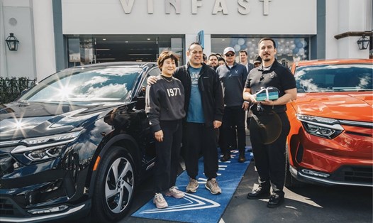 Vợ chồng ông James và bà Nicole Wang - một trong những khách hàng đầu tiên nhận xe VinFast VF 8 tại Mỹ.