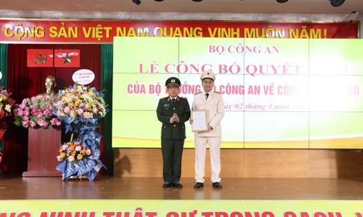 Thiếu tướng Đinh Văn Nơi thừa ủy quyền của Bộ trưởng Bộ Công an trao Quyết định bổ nhiệm chức vụ Phó Giám đốc Công an tỉnh cho Trung tá Cù Quốc Thắng. Ảnh: Quốc Xã