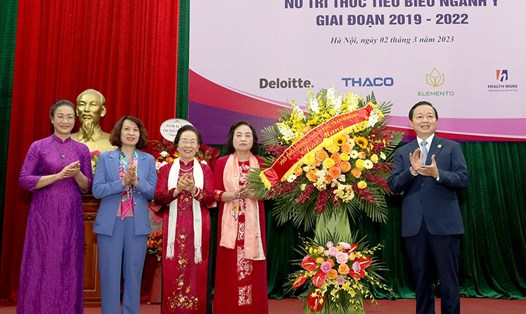 Phó Thủ tướng Trần Hồng Hà trao tặng lẵng hoa chúc mừng tại buổi lễ. Ảnh: Công đoàn Y tế Việt Nam.