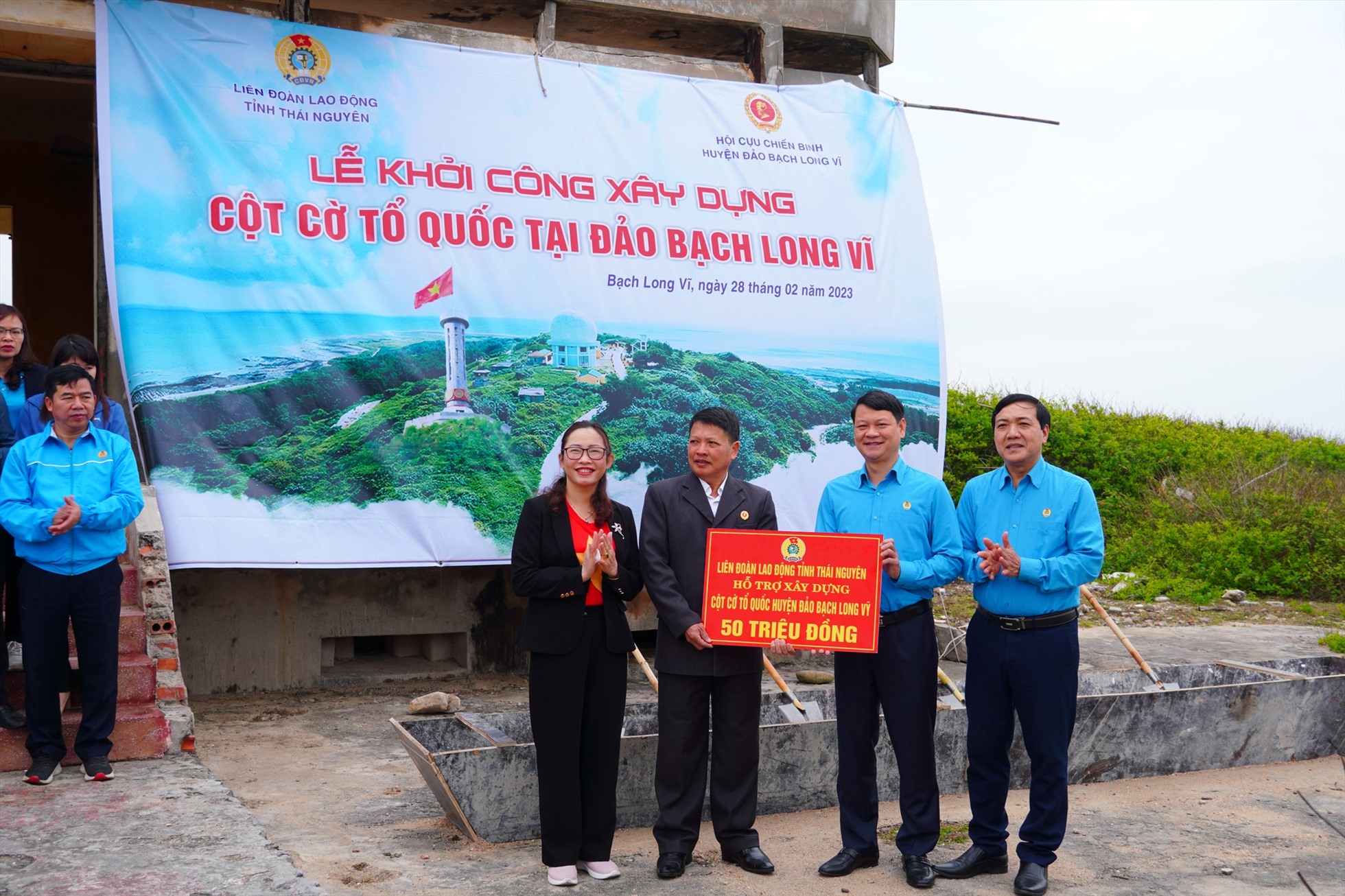Liên đoàn Lao động tỉnh Thái Nguyên hỗ trợ 50 triệu đồng xây dựng cột cờ tại huyện đảo Bạch Long Vĩ. Ảnh: LĐLĐ Thái Nguyên