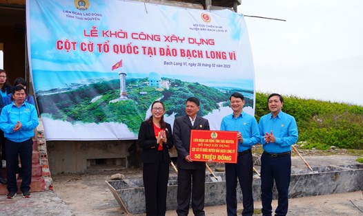 Liên đoàn Lao động tỉnh Thái Nguyên hỗ trợ 50 triệu đồng xây dựng cột cờ tại huyện đảo Bạch Long Vĩ. Ảnh: LĐLĐ Thái Nguyên