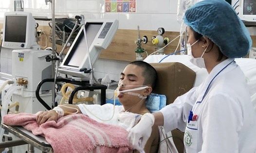 Anh Triệu Văn Nhậy đang được điều trị tại Trung tâm chống độc (Bệnh viện Bạch Mai). Ảnh: Thư - Hân