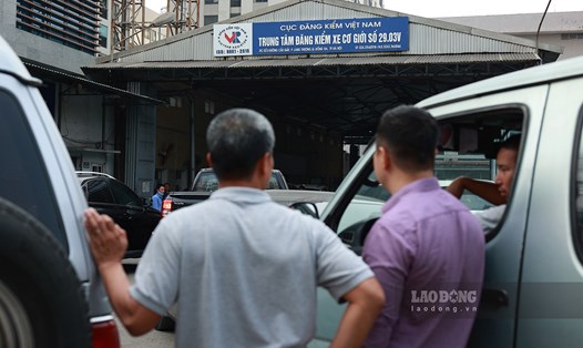 Hàng trăm xe ùn ứ xếp hàng chờ đăng kiểm tại trung tâm đăng kiểm quận Cầu Giấy (Hà Nội).