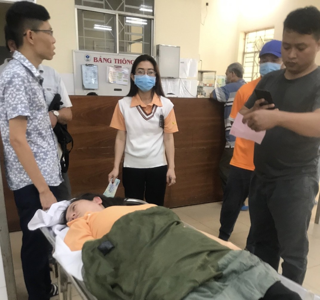 Chị Thư được đưa vào cấp cứu tại Bệnh viện Đa khoa khu vực Long Thành. Ảnh: Người nhà nạn nhân cung cấp