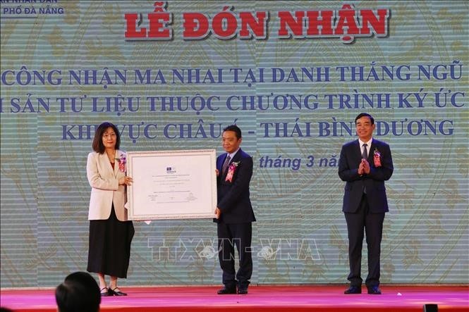 Bà Miki Nozawa, Trưởng ban Giáo dục Văn phòng đại diện UNESCO tại Việt Nam trao Bằng công nhận Ma nhai tại Danh thắng Ngũ Hành Sơn là Di sản tư liệu thuộc Chương trình ký ức thế giới khu vực châu Á - Thái Bình Dương cho Thứ trưởng Bộ Văn hóa, Thể thao và Du lịch Hoàng Đạo Cương. Ảnh: Trần Lê Lâm