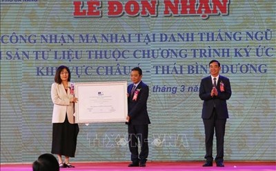Bà Miki Nozawa, Trưởng ban Giáo dục Văn phòng đại diện UNESCO tại Việt Nam trao Bằng công nhận Ma nhai tại Danh thắng Ngũ Hành Sơn là Di sản tư liệu thuộc Chương trình ký ức thế giới khu vực châu Á - Thái Bình Dương cho Thứ trưởng Bộ Văn hóa, Thể thao và Du lịch Hoàng Đạo Cương. Ảnh: Trần Lê Lâm