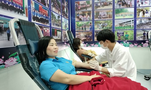 Đoàn viên tham gia hiến máu cứu người. Ảnh: Như Phương.