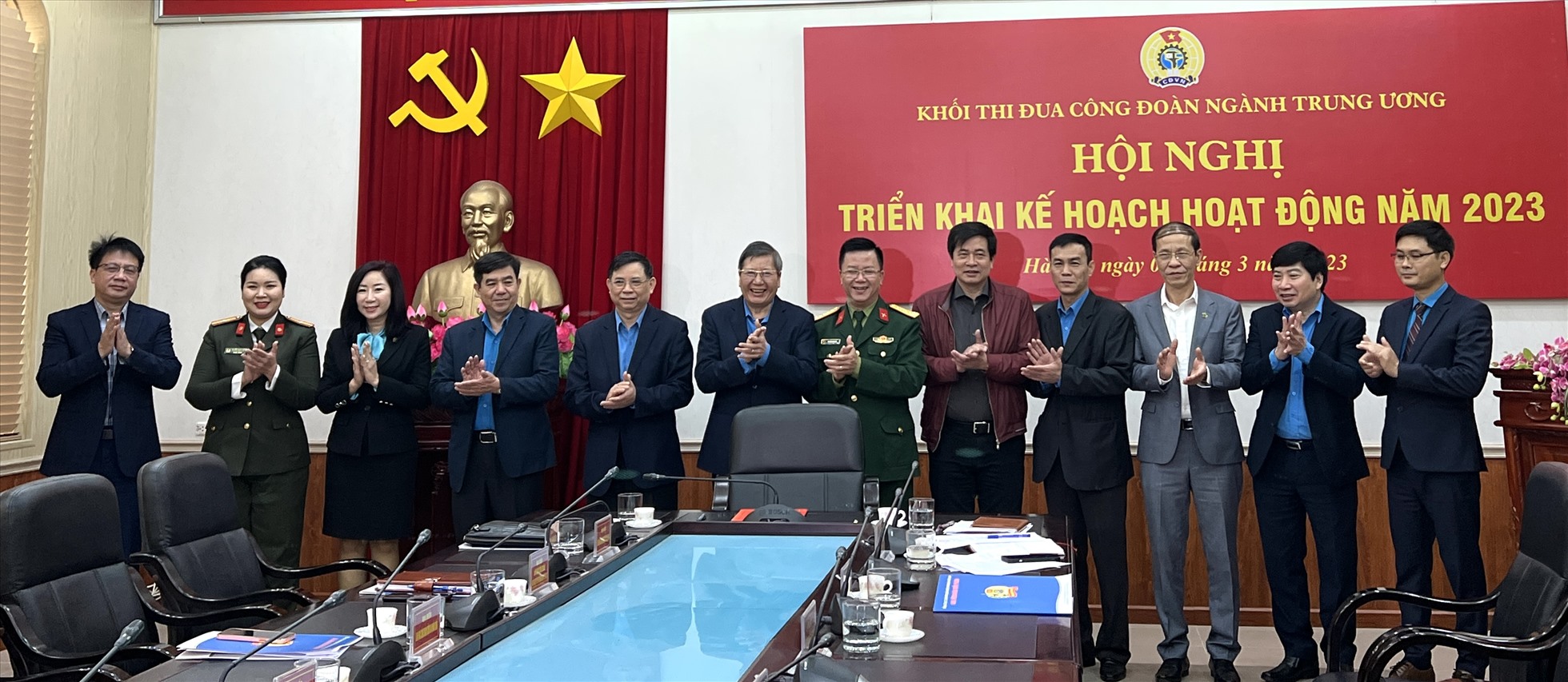 Khối thi đua 11 Công đoàn ngành Trung ương ký kết thi đua năm 2023 với sự chứng kiến của Phó Chủ tịch Thường trực 
Tổng LĐLĐVN Trần Thanh Hải. Ảnh: Linh Nguyên