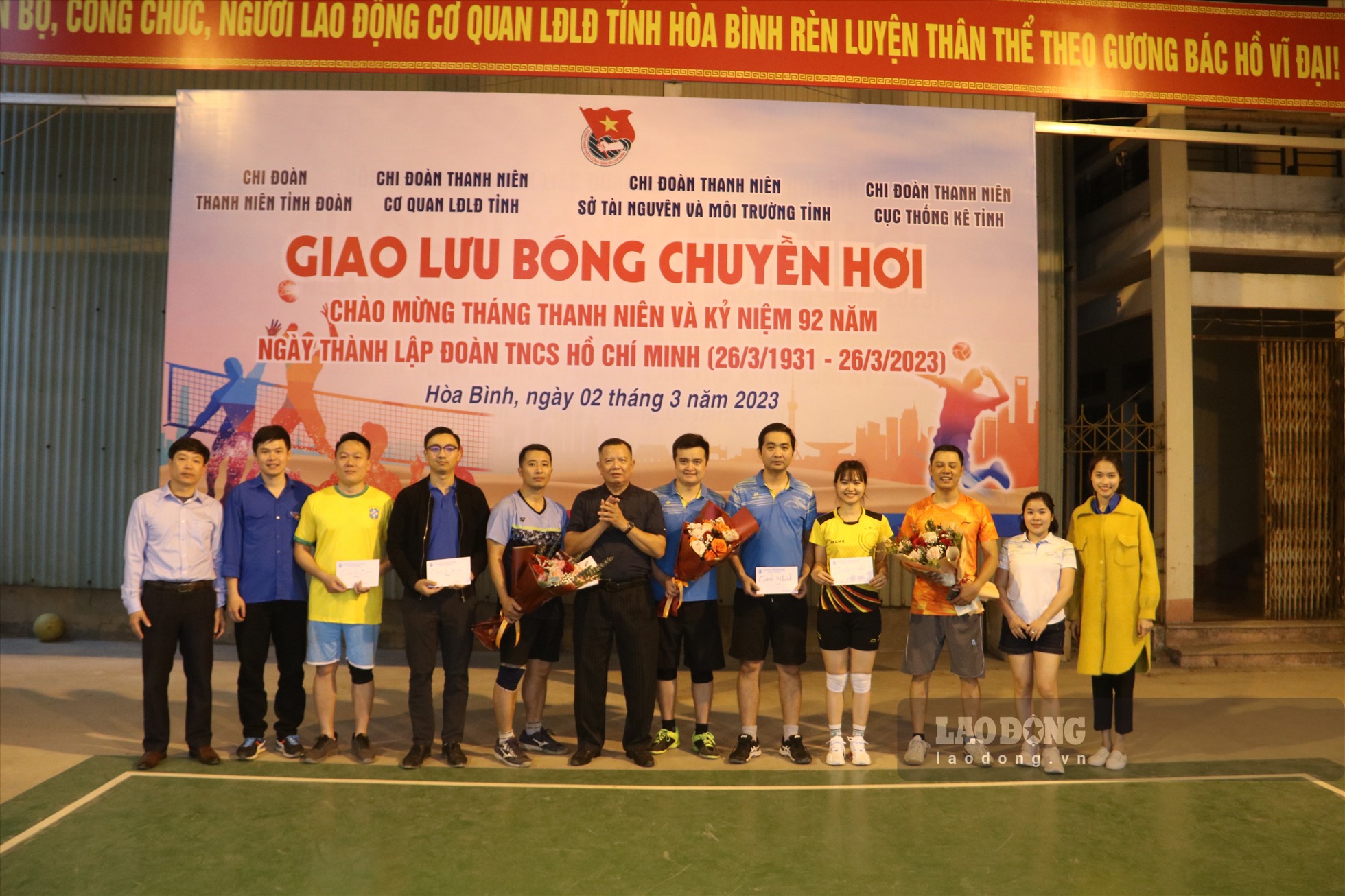 Lãnh đạo LĐLĐ tỉnh Hòa Bình trao thưởng cho các đội đạt giải. Ảnh: Khánh Linh