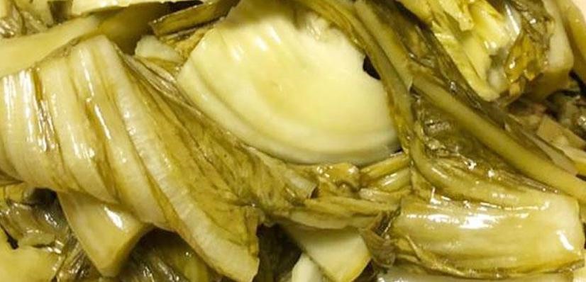 Phụ nữ trên 40 tuổi nên hạn chế một số thực phẩm, trong đó có dưa muối. Ảnh: Hải Anh