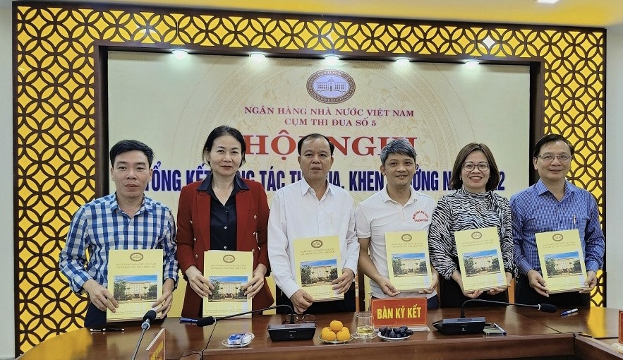 Cụm thi đua số 5 gồm Công đoàn cơ sở các chi nhánh Ngân hàng Nhà nước: Thanh Hóa, Nghệ An, Hà Tĩnh, Quảng Bình, Quảng Trị, Thừa Thiên Huế ký kết thi đua năm 2023 (ảnh minh hoạ). Ảnh: Công đoàn Ngân hàng Việt Nam


Cụm thi đua số 6 ký kết thi đua năm 2023 (ảnh minh hoạ). Ảnh: Công đoàn Ngân hàng Việt Nam