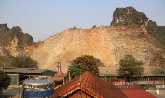 Người dân khu Lục Đồi, thị trấn Bo, huyện Kim Bôi, tỉnh Hòa Bình cho biết, mỏ đá Phát Đạt nổ mìn gây ô nhiễm, nứt nhà. Ảnh: Khánh Linh