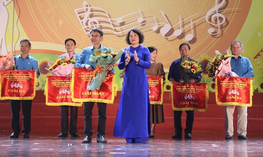 Lãnh đạo LĐLĐ tỉnh Hải Dương trao giải Nhất toàn đoàn cho LĐLĐ thành phố Chí Linh. Ảnh: Diệu Thuý