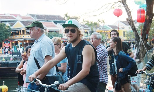 Khách quốc tế đạp xe khám phá phố cổ Hội An vào tháng 2.2020. Ảnh: Thùy Trang
