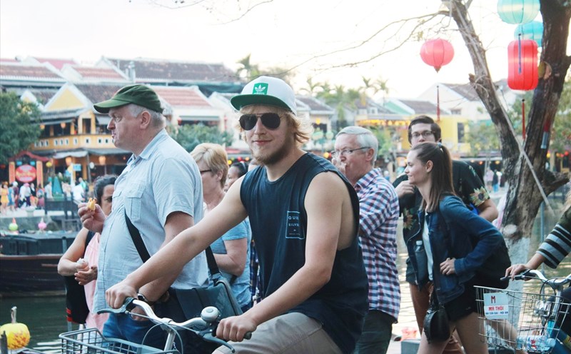 Khách quốc tế đạp xe khám phá phố cổ Hội An vào tháng 2.2020. Ảnh: Thùy Trang