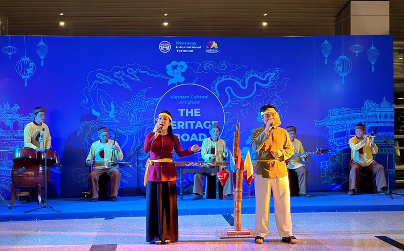 Đưa bài chòi, múa dân gian vào sân bay phục vụ du khách quốc tế tại Đà Nẵng. Ảnh: Nguyên Thi