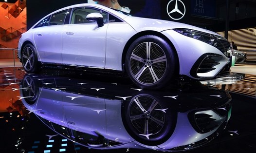 Mẫu xe điện mới của Mercedes-Benz tại Hội chợ triển lãm nhập khẩu Quốc tế Trung Quốc (CIIE) lần thứ 4 ở Thượng Hải, Trung Quốc. Ảnh: Xinhua