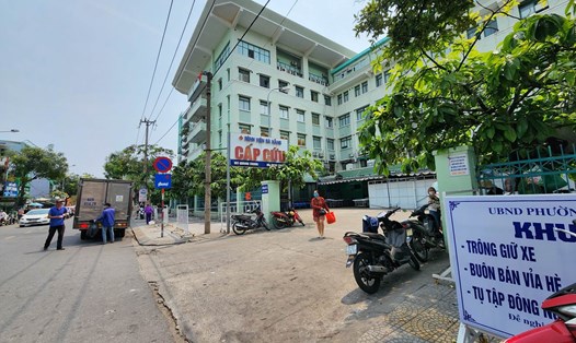 Chính quyền Đà Nẵng mạnh tay dẹp bãi giữ xe vỉa hè trước cổng bệnh viện. Ảnh: Thùy Trang
