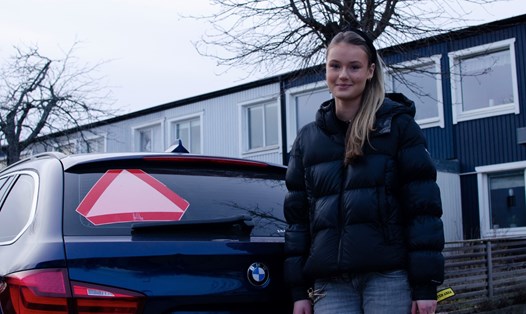 Evelina Christiansen, 15 tuổi, chụp ảnh bên chiếc xe của mình ở Huddinge, Thụy Điển. Ảnh: AFP