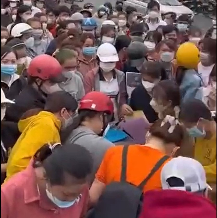 Nhiều người chen chúc  đề nộp hồ sơ xin việc vào Công ty sản xuất găng tay tại thành phố Thuận An, tỉnh Bình Dương. Ảnh cắt từ clip