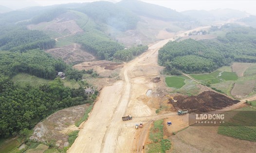 Một đoạn dự án cao tốc Tuyên Quang - Phú Thọ đang thi công qua xã Nhữ Khê (Yên Sơn, Tuyên Quang). Ảnh: Nguyễn Tùng