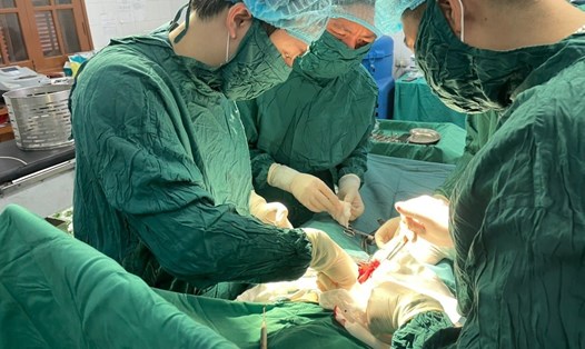 Kíp mổ cho bệnh nhân bị viêm ruột thừa ngày thứ 3 trên huyện đảo Bạch Long Vỹ. Ảnh:Trung tâm Y tế quân dân y Bạch Long Vỹ
