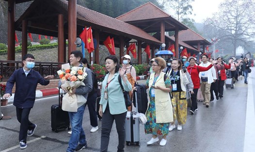 Những du khách Trung Quốc đầu tiên trở lại Việt Nam qua Cửa khẩu Quốc tế Hữu Nghị, tỉnh Lạng Sơn ngày 15.3. Ảnh: Vân Trường