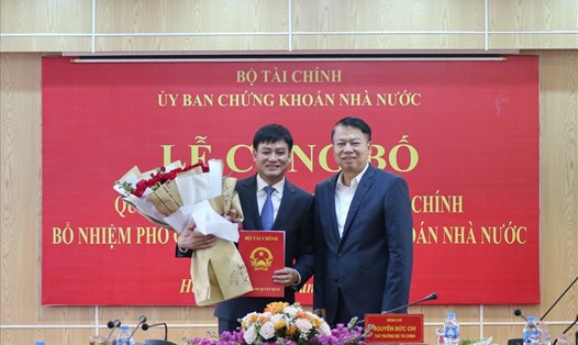 Ông Hoàng Văn Thu (bên trái) nhận quyết định bổ nhiệm Phó Chủ tịch Uỷ ban Chứng khoán Nhà nước. Ảnh: SSC