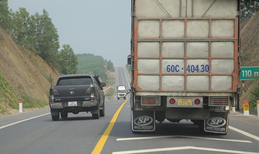 Ôtô bán tải vượt xe ôtô tải sai quy định, chạy qua làn đường của xe ngược chiều trên cao tốc Cam Lộ - La Sơn. Ảnh: Hưng Thơ.