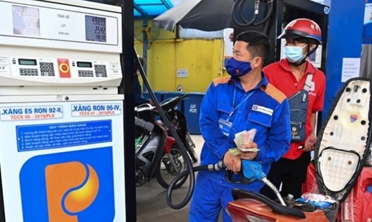 Giá xăng dầu được dự báo giảm sốc, có loại giảm hơn 1.000 đồng/lít. Ảnh: Nguyễn Tuấn